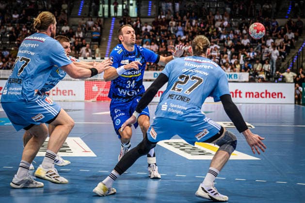Kai Haefner TVB Stuttgart, 34 between the Erlangen players Maciej Gebala HC Erlangen, 77 and Antonio Metzner HC Erlangen, 27 GER, TVB Stuttgart HC Erlangen, DAIKIN HBL, Handball, Bundesliga, 34 Matchday, Season 2025 2026, 07 06 2026 GER, TVB Stuttgart HC Erlangen, DAIKIN HBL, Handball, Bundesliga, 34 Matchday, Season 2025 2026, 07 06 2026 Stuttgart Copyright: xSandyxDinkelackerx EP_SDR