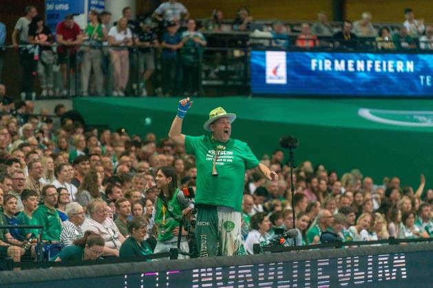 The fans of SC DHfK Leipzig once again give their all for a good atmosphere before relegation to the 2 HBL SC DHfK Leipzig vs TSV GWD Minden, Handball, 1 Handball Bundesliga, Matchday 34, Season 2025 2026, 07 06 2026 SC DHfK Leipzig vs TSV GWD Minden, Handball, 1 Handball Bundesliga, Matchday 34, Season 2025 2026, 07 06 2026 Leipzig Copyright: xEibner-Pressefoto PiaxSchindlerx EP_PSR
