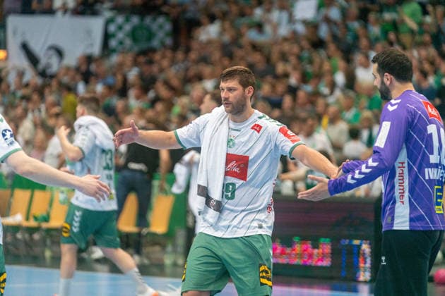 Malte Donker TSV GWD Minden, 39 claps with his teammates at the break SC DHfK Leipzig vs TSV GWD Minden, Handball, 1 Handball Bundesliga, Matchday 34, Season 2025 2026, 07 06 2026 SC DHfK Leipzig vs TSV GWD Minden, Handball, 1 Handball Bundesliga, Matchday 34, Season 2025 2026, 07 06 2026 Leipzig Copyright: xEibner-Pressefoto PiaxSchindlerx EP_PSR