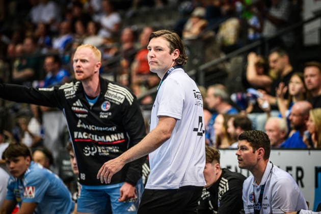 Johannes Sellin Coach HC Erlangen critical view of the pitch GER, TVB Stuttgart HC Erlangen, DAIKIN HBL, Handball, Bundesliga, Matchday 34, Season 2025 2026, 07 06 2026 GER, TVB Stuttgart HC Erlangen, DAIKIN HBL, Handball, Bundesliga, Matchday 34, Season 2025 2026, 07 06 2026 Stuttgart Copyright: xSandyxDinkelackerx EP_SDR
