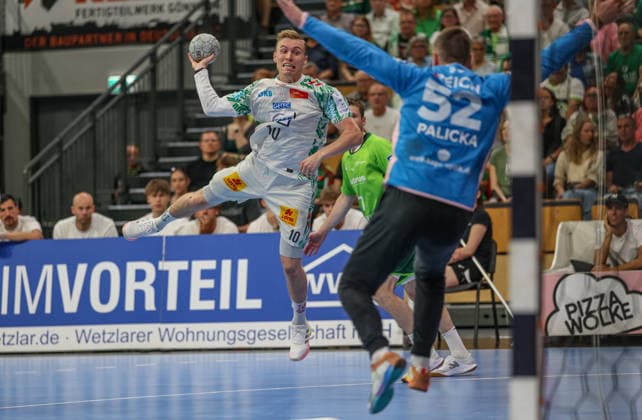 GER, Wetzlar, HSG Wetzlar vs SC Magdeburg, Daikin Handball Bundesliga, Handball, HBL, Season 2025 2026, Buderus Arena Wetzlar, 34 Matchday in the picture from l Gisli Kristjansson SC Magdeburg 10 , Andreas Palicka HSG Wetzlar 52 , Goal throw DFB DFL REGULATIONS PROHIBIT ANY USE OF PHOTOGRAPHS AS IMAGE SEQUENCES AND OR QUASI VIDEO, 07 06 2026 Copyright: HMBxMedia HendrikxHamelau