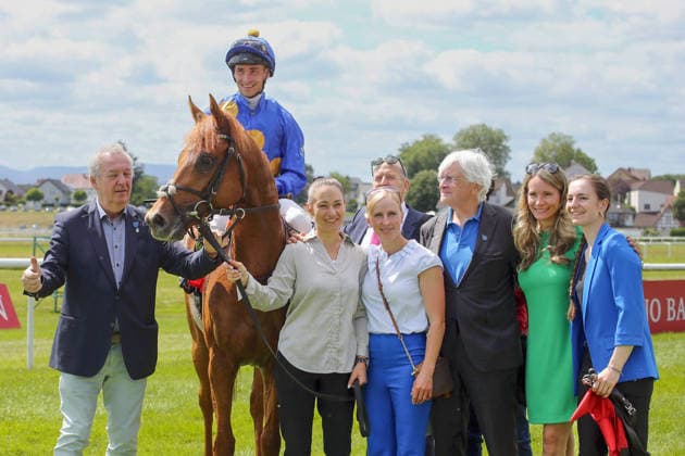 07 06 2026, Iffezheim, Baden Wuerttemberg, GER Abacus with Rene Piechulek, trainer Sarah Steinberg third from left and owners after the victory Galopprennbahn Baden Baden, Iffezheim horse, jockey, Abacus, Piechulek, victory, trainer, Steinberg, owner 260607B978IFFEZHEIM JPG