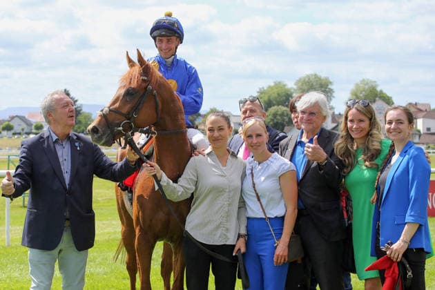 07 06 2026, Iffezheim, Baden Wuerttemberg, GER Abacus with Rene Piechulek, trainer Sarah Steinberg third from left and owners association after the victory Galopprennbahn Baden Baden, Iffezheim Horse, Jockey, Abacus, Piechulek, victory, trainer, Steinberg, owner 260607B979IFFEZHEIM JPG