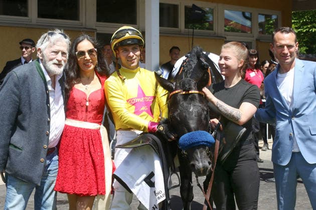 07 06 2026, Iffezheim, Baden Wuerttemberg, GER Wikinger with Thore Hammer Hansen, trainer Henk Grewe right and the owners Rudolf Helber and wife Cecilia Botcheva Helber after the victory Galopprennbahn Baden Baden, Iffezheim Horse, Jockey, Wikinger, Hammer Hansen, Victory, Owner, Trainer, Grewe, Helber, Cometica AG 260607B983IFFEZHEIM JPG