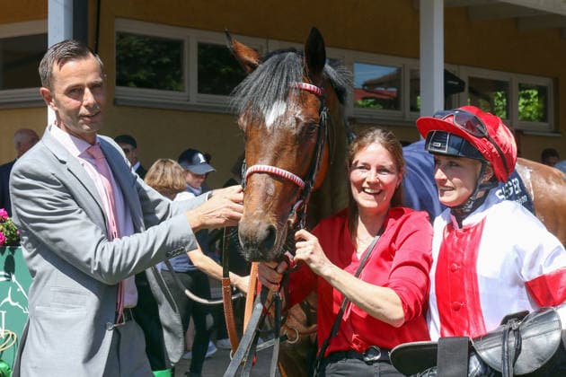 07 06 2026, Iffezheim, Baden Wuerttemberg, GER Alleno with Sibylle Vogt, trainer Marcel Weiss and Julia Roemich after winning the Grand Prix of Tattersalls racecourse Baden Baden, Iffezheim Horse, jockey, Alleno, Vogt, victory, trainer, Weiss, Roemich 260607B996IFFEZHEIM JPG