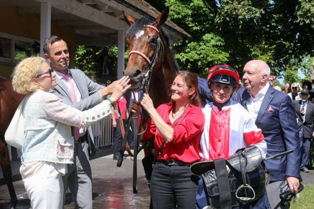 07 06 2026, Iffezheim, Baden Wuerttemberg, GER Alleno with Sibylle Vogt, trainer Marcel Weiss second from left and owner Manfred Ostermann after winning the Grand Prix of Tattersalls racecourse Baden Baden, Iffezheim horse, jockey, Alleno, Vogt, victory, trainer, Weiss, Roemich, owner, Ostermann, Wewering 260607B997IFFEZHEIM JPG