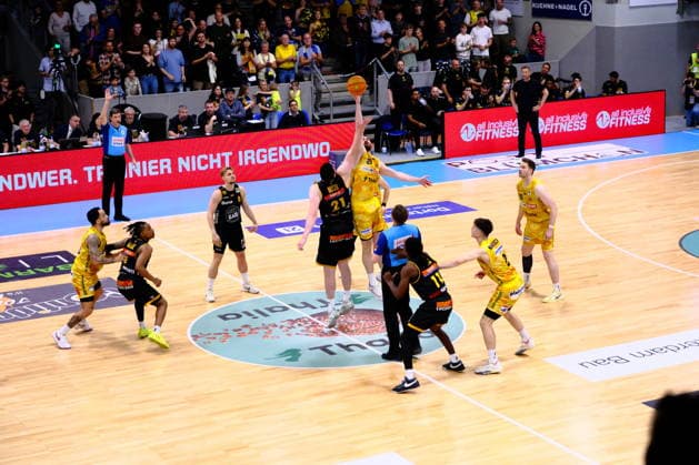 ProA Playoff Final Phoenix Hagen vs Bozic Estriche Knights Kirchheim, Hagen, 07 06 2026, Ischelandhalle Hagen Tipoff between Tim Uhlemann 21, Phoenix Hagen, PF and Nicolas Bretzel 21, Kirchheim Knights, C ProA Playoff Final Phoenix Hagen vs Bozic Estriche Knights Kirchheim, Hagen, 07 06 2026, Ischelandhalle Hagen Copyright: xBEAUTIFULxSPORTS Piepenstockx