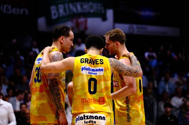ProA Playoff Final Phoenix Hagen vs Bozic Estriche Knights Kirchheim, Hagen, 07 06 2026, Ischelandhalle Hagen Jeffrey Carroll 30, Phoenix Hagen, SF , Marcus Henri Graves 0, Phoenix Hagen, PG and Bjarne Kraushaar 4, Phoenix Hagen, PG discuss ProA Playoff Final Phoenix Hagen vs Bozic Estriche Knights Kirchheim, Hagen, 07 06 2026, Ischelandhalle Hagen Copyright: xBEAUTIFULxSPORTS Piepenstockx