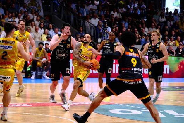 ProA Playoff Final Phoenix Hagen vs Bozic Estriche Knights Kirchheim, Hagen, 07 06 2026, Ischelandhalle Hagen Marcus Henri Graves 0, Phoenix Hagen, PG moves to the basket against Nicolas Bretzel 21, Kirchheim Knights, C ProA Playoff Final Phoenix Hagen vs Bozic Estriche Knights Kirchheim, Hagen, 07 06 2026, Ischelandhalle Hagen Copyright: xBEAUTIFULxSPORTS Piepenstockx