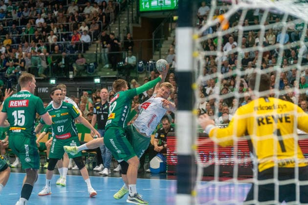Niclas Benedict Heitkamp TSV GWD Minden, 23 prevails against Franz Semper SC DHfK Leipzig, 32 SC DHfK Leipzig vs TSV GWD Minden, Handball, 1 Handball Bundesliga, Matchday 34, Season 2025 2026, 07 06 2026 SC DHfK Leipzig vs TSV GWD Minden, Handball, 1 Handball Bundesliga, Matchday 34, Season 2025 2026, 07 06 2026 Leipzig Copyright: xEibner-Pressefoto PiaxSchindlerx EP_PSR