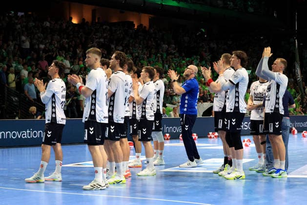 DEU, DHB, 1 HBL, Fuechse Berlin vs Flensburger Handewitt, 07 06 2026, Max Schmeling Halle, Berlin, DEU, DHB, 1 HBL, Fuechse Berlin vs Flensburger Handewitt, in the picture Johannes Golla Flensburg Handewitt 4 , Flensburg players circle, coach Ales Pajovic Flensburg Handewitt nordphotoxGmbHx xEngler nph00076