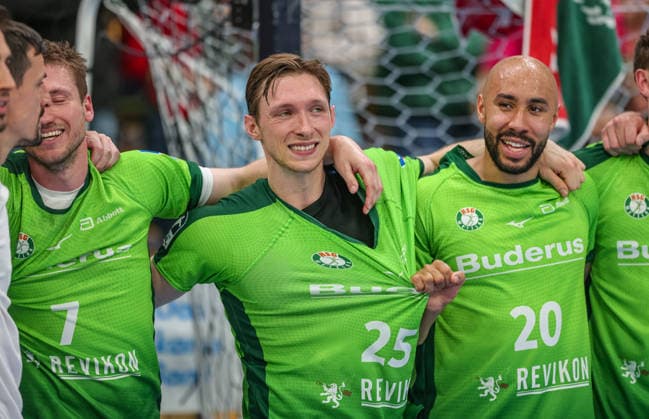 GER, Wetzlar, HSG Wetzlar vs SC Magdeburg, Daikin Handball Bundesliga, Handball, HBL, Season 2025 2026, Buderus Arena Wetzlar, 34 Matchday in picture HSG Wetzlar celebrates relegation, not relegation from the Bundesliga, Joy, jubilation and emotions, Dominik Mappes HSG Wetzlar 7 , Justin Müller HSG Wetzlar 25 , David Cyrill Akakpo HSG Wetzlar 20 DFB DFL REGULATIONS PROHIBIT ANY USE OF PHOTOGRAPHS AS IMAGE SEQUENCES AND OR QUASI VIDEO, 07 06 2026 Copyright: HMBxMedia HendrikxHamelau