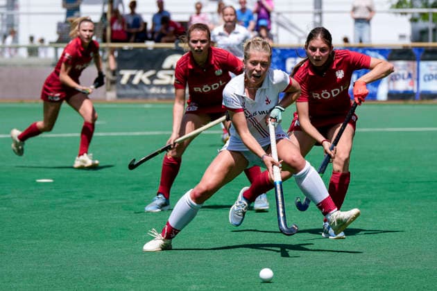 v li Lotte Nafzger TSVMH, 26 , Clara Kaiser NHTC, 10 , duel, duel, tackle, tackling, dynamics, action, action, 07 06 2026, Mannheim Germany , Hockey, 2 Bundesliga, Group South, Women, TSV Mannheim Nürnberger HTC xozx