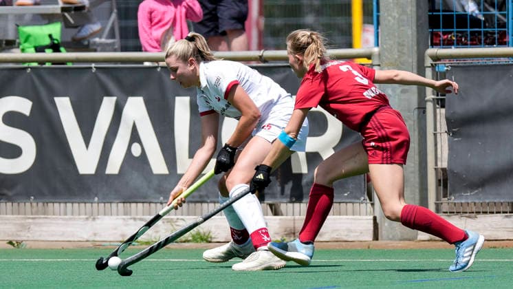 v li Lisa Schall TSVMH, 55 , Dominique Machnik NHTC, 3 , duel, duel, tackle, tackling, dynamics, action, action, 07 06 2026, Mannheim Germany , Hockey, 2 Bundesliga, Group South, Women, TSV Mannheim Nürnberger HTC xozx