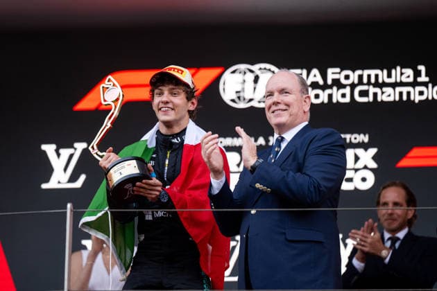 Andrea Kimi Antonelli Mercedes AMG Petronas F1 Team, Italy, 12 cheers on the podium at the podium ceremony, next to him Prince Albert II, MCO, Formula 1 World Championship, Monaco Grand Prix, Monte Carlo, Race, 2026 season, 07 06 2026 MCO, Formula 1 World Championship, Monaco Grand Prix, Monte Carlo, Race, 2026 season, 07 06 2026 Monte Carlo Copyright: xEibner-Pressefoto Memmlerx EP_MMR