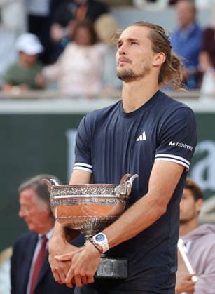 Alexander Zverev avec le trophée, la Coupe des Mousquetaires, - Alexander Zverev remporte les Internationaux de France de Tennis de Roland Garros 2026 face à Flavio Cobolli (6-1, 4-6, 6-4, 6-7, 6-1) à Paris le 7 juin 2026. Jacovides-Moreau Bestimage Alexander Zverev wins the 2026 French Open at Roland Garros against Flavio Cobolli (6-1, 4-6, 6-4, 6-7, 6-1) in Paris on June 7, 2026. Paris France Copyright: xJACOVIDES-MOREAUx xBESTIMAGExJACOVIDES-MOREAUx xBESTIMAGEx