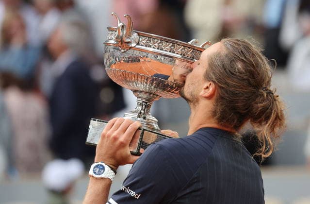 Alexander Zverev embrasse le trophée, la Coupe des Mousquetaires - Alexander Zverev remporte les Internationaux de France de Tennis de Roland Garros 2026 face à Flavio Cobolli (6-1, 4-6, 6-4, 6-7, 6-1) à Paris le 7 juin 2026. Jacovides-Moreau Bestimage Alexander Zverev wins the 2026 French Open at Roland Garros against Flavio Cobolli (6-1, 4-6, 6-4, 6-7, 6-1) in Paris on June 7, 2026. Paris France Copyright: xJACOVIDES-MOREAUx xBESTIMAGExJACOVIDES-MOREAUx xBESTIMAGEx