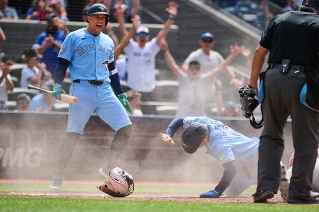 June 7, 2026, Toronto, On, Canada: Toronto Blue Jays Andro s Gimo nez (0) celebrates with George Springer (4) after scoring on a single by Nathan Lukes, not shown, against the Baltimore Orioles during sixth inning MLB, Baseball Herren, USA baseball action in Toronto, on Sunday, June 7, 2026. Canada News - June 7, 2026 - ZUMAc35_ 20260607_zaf_c35_033 Copyright: xSammyxKoganx