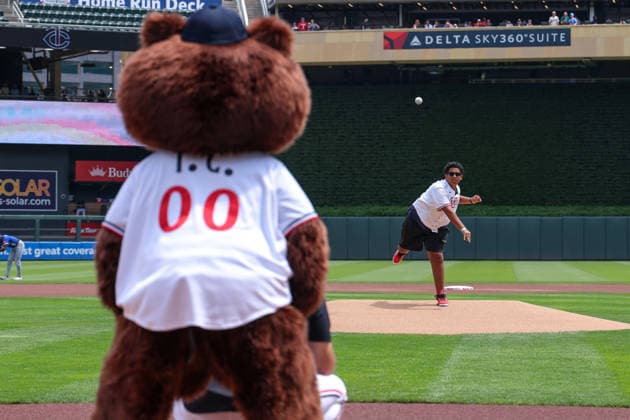 June 7, 2026, Minneapolis, Minnesota, USA: ENDRE GUNTER, a student at Annunciation Catholic School, throws out a first pitch before a MLB, Baseball Herren, USA Baseball game between the Kansas City Royals and the Minnesota Twins at Target Field in Minneapolis, Minnesota on June 7th, 2026. The Royals defeated the Twins 6-5. ZUMA Press Wire. Minneapolis USA - ZUMAg254 20260607_zsp_g254_036 Copyright: xStevenxGarciax
