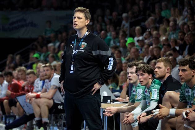 DEU, DHB, 1 HBL, Fuechse Berlin vs Flensburg Handewitt, 07 06 2026, Max Schmeling Halle, Berlin, DEU, DHB, 1 HBL, Fuechse Berlin vs Flensburg Handewitt, in the picture head coach Nicolej Krickau Fuechse Berlin , Fuechse players bench nordphotoxGmbHx xEngler nph00076