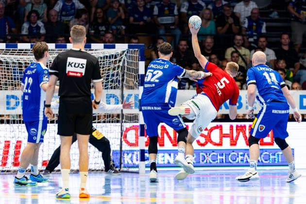 07 06 2026, GER, Handball, Men, Season 25 26, Daikin 1 Bl, 34 Matchday, ThSV Eisenach HSV Hamburg Handball Sport Verein Hamburg Justin Kurch ThSV Eisenach,52 , Timothy Reichmuth ThSV Eisenach,5 , Peter Walz ThSV Eisenach,14 99817 Eisenach Werner Assmann Halle Am Sportp Thueringen Germany