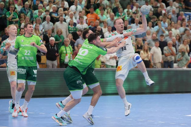 07 06 2026, xtgx, Handball, Daikin HBL, HSG Wetzlar SC Magdeburg v l Josip Simic Wetzlar, 10 , Omar Ingi Magnusson Magdeburg, 14 duel, duel, fight, tackle Wetzlar