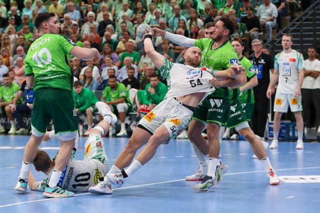 07 06 2026, xgox, Handball Daikin HBL HSG Wetzlar SC Magdeburg emspor, v l Gisli Thorgeir Kristjansson Magdeburg, 10 , Josip Simic Wetzlar, 10 , Oscar Bergendahl Magdeburg, 54 , Ahmed Nafea Wetzlar, 79 duel, duel, fight, tackle Wetzlar