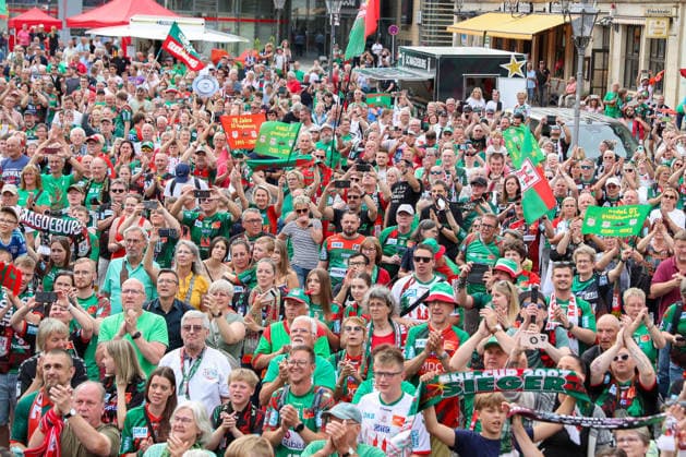 08 06 2026 ,xgox, Handball Daikin HBL, Reception and celebration at the town hall with the SC Magdeburg emspor, v l symbol photo, symbol image, icon, fans, spectators, audience, Magdeburg Magdeburg