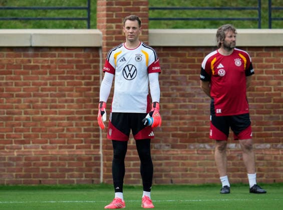 Manuel Neuer Germany, 1 takes part in the first team training of the German national team at Base Camp in North Carolina, In the background is Stefan Wessels Germany, Goalkeeping Coach USA, German National Soccer Team, Base Camp, Winston Salem, 08 06 2026 USA, German National Soccer Team, Base Camp, Winston Salem, 08 06 2026 Winston Salem Copyright: xEibner-Pressefoto ScottxColemanx EP_SCN