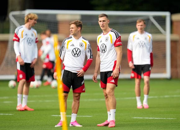 Joshua Kimmich Germany, 6 and Nico Schlotterbeck Germany, 15 take part in the first team training of the German National Team at Base Camp in North Carolina, In the background are Nick Woltemade Germany, 11 and Maximilian Beier Germany, 14 USA, German National Soccer Team, Base Camp, Winston Salem, 08 06 2026 USA, German National Soccer Team, Base Camp, Winston Salem, 08 06 2026 Winston Salem Copyright: xEibner-Pressefoto ScottxColemanx EP_SCN