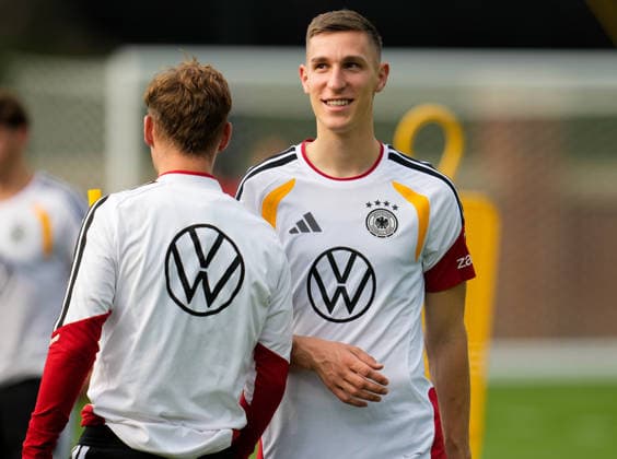 Nico Schlotterbeck Germany, 15 discusses with Joshua Kimmich Germany, 6 during the first team training of the German national team at Base Camp in North Carolina USA, German national soccer team, Base Camp, Winston Salem, 08 06 2026 USA, German national soccer team, Base Camp, Winston Salem, 08 06 2026 Winston Salem Copyright: xEibner-Pressefoto ScottxColemanx EP_SCN