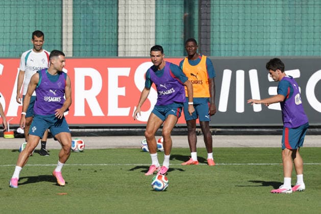 Training of the Portuguese national football team in the football city of Oeiras Portugal, June 9, 2026, in Alges, Portugal Diogo Dalot Portugal ,5 , Cristiano Ronaldo Portugal ,7 , Nuno Mendes Portugal ,25 , Joao Neves Portugal ,15 Copyright: HMBxMedia FernandoxSoares