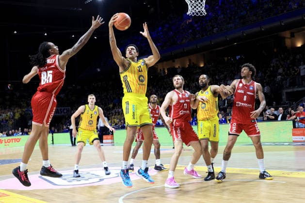 DEU, easyCredit BBL, ALBA vs Bamberg, 09 06 2026, Max Schmeling Halle, Berlin, DEU, easyCredit BBL, ALBA vs Bamberg, in the picture Michael Rataj ALBA Berlin 21 ,, Austin Crowley Bamberg 85 nordphotoxGmbHx xEngler nph00076