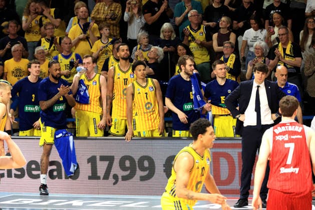 DEU, easyCredit BBL, ALBA vs Bamberg, 09 06 2026, Max Schmeling Halle, Berlin, DEU, easyCredit BBL, ALBA vs Bamberg, in the picture ALBA players bench, CHIEF TRAINER Pedro Calles ALBA Berlin nordphotoxGmbHx xEngler nph00076