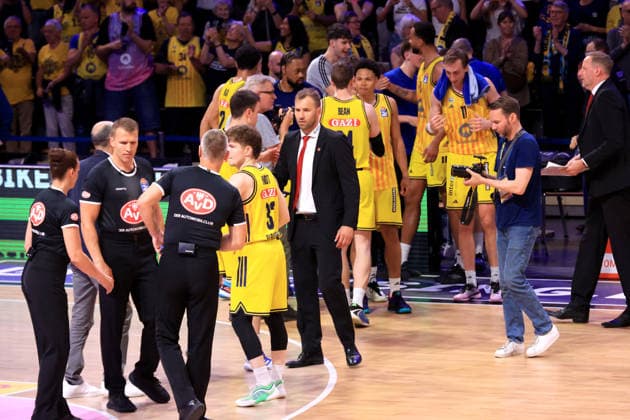 DEU, easyCredit BBL, ALBA vs Bamberg, 09 06 2026, Max Schmeling Halle, Berlin, DEU, easyCredit BBL, ALBA vs Bamberg, in the picture ALBA players circle, Head Coach Anton Gavel Bamberg nordphotoxGmbHx xEngler nph00076