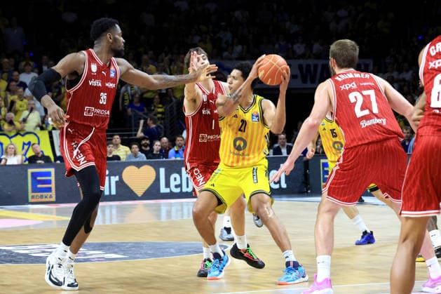 DEU, easyCredit BBL, ALBA vs Bamberg, 09 06 2026, Max Schmeling Halle, Berlin, DEU, easyCredit BBL, ALBA vs Bamberg, pictured Michael Rataj ALBA Berlin 21 , Ejifor Onu Bamberg 35 , Zachary Ensminger Bamberg 1 , Moritz Krimmer Bamberg 27 nordphotoxGmbHx xEngler nph00076