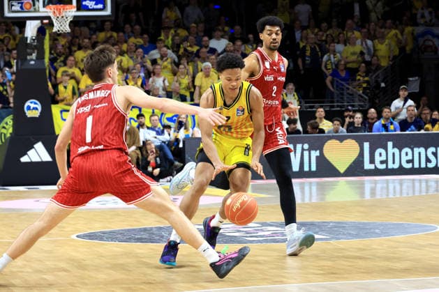 DEU, easyCredit BBL, ALBA vs Bamberg, 09 06 2026, Max Schmeling Halle, Berlin, DEU, easyCredit BBL, ALBA vs Bamberg, pictured Jack Kayil ALBA Berlin 7 , Ibrahim Watson Boye Bamberg 2 , Zachary Ensminger Bamberg 1 nordphotoxGmbHx xEngler nph00076