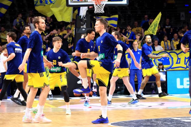 DEU, easyCredit BBL, ALBA vs Bamberg, 09 06 2026, Max Schmeling Halle, Berlin, DEU, easyCredit BBL, ALBA vs Bamberg, in the picture ALBA players circle, Kresimir Nikic ALBA Berlin 16 , Martin Hermannsson ALBA Berlin 15 nordphotoxGmbHx xEngler nph00076