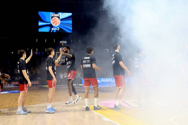 DEU, easyCredit BBL, ALBA vs Bamberg, 09 06 2026, Max Schmeling Halle, Berlin, DEU, easyCredit BBL, ALBA vs Bamberg, fog clouds in the picture, Bamberg players circle nordphotoxGmbHx xEngler nph00076