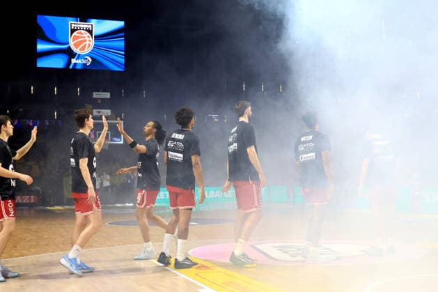 DEU, easyCredit BBL, ALBA vs Bamberg, 09 06 2026, Max Schmeling Halle, Berlin, DEU, easyCredit BBL, ALBA vs Bamberg, fog clouds in the picture, Bamberg players circle nordphotoxGmbHx xEngler nph00076