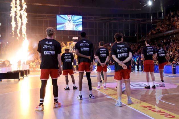 DEU, easyCredit BBL, ALBA vs Bamberg, 09 06 2026, Max Schmeling Halle, Berlin, DEU, easyCredit BBL, ALBA vs Bamberg, pictured Bamberg players circle, pyro nordphotoxGmbHx xEngler nph00076