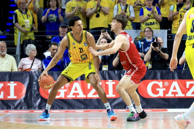 DEU, easyCredit BBL, ALBA vs Bamberg, 09 06 2026, Max Schmeling Halle, Berlin, DEU, easyCredit BBL, ALBA vs Bamberg, in the picture Michael Rataj ALBA Berlin 21 , Zachary Ensminger Bamberg 1 nordphotoxGmbHx xEngler nph00076