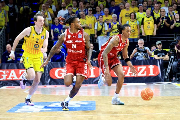 DEU, easyCredit BBL, ALBA vs Bamberg, 09 06 2026, Max Schmeling Halle, Berlin, DEU, easyCredit BBL, ALBA vs Bamberg, in the picture Moses Wood ALBA Berlin 11 , Cobe Williams Bamberg 24 , Austin Crowley Bamberg 85 nordphotoxGmbHx xEngler nph00076