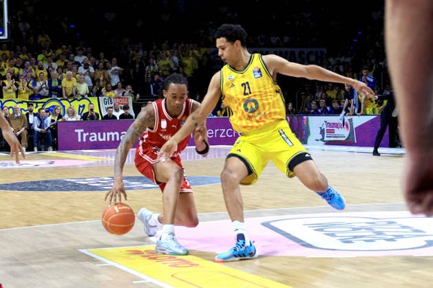 DEU, easyCredit BBL, ALBA vs Bamberg, 09 06 2026, Max Schmeling Halle, Berlin, DEU, easyCredit BBL, ALBA vs Bamberg, in the picture Michael Rataj ALBA Berlin 21 , Austin Crowley Bamberg 85 nordphotoxGmbHx xEngler nph00076