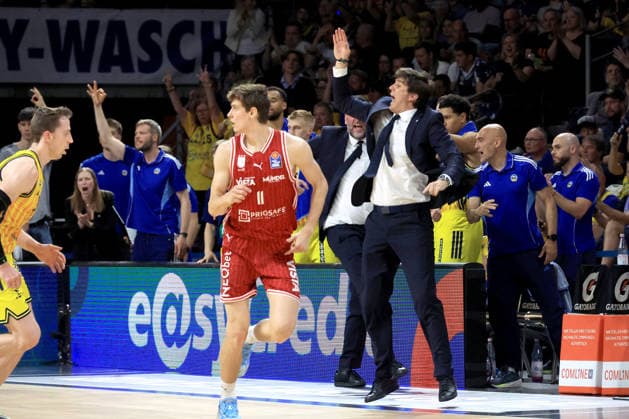 DEU, easyCredit BBL, ALBA vs Bamberg, 09 06 2026, Max Schmeling Halle, Berlin, DEU, easyCredit BBL, ALBA vs Bamberg, in the picture CHIEF TRAINER Pedro Calles ALBA Berlin , ALBA players bench nordphotoxGmbHx xEngler nph00076