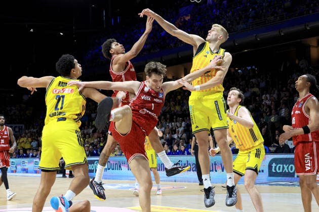 DEU, easyCredit BBL, ALBA vs Bamberg, 09 06 2026, Max Schmeling Halle, Berlin, DEU, easyCredit BBL, ALBA vs Bamberg, in the picture Basketball Ballet, Michael Rataj ALBA Berlin 21 , Sam Griesel ALBA Berlin 5 , Moses Wood ALBA Berlin 11 , Demarcus Demonia Bamberg 8 , Zachary Ensminger Bamberg 1 nordphotoxGmbHx xEngler nph00076