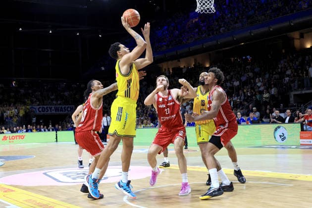 DEU, easyCredit BBL, ALBA vs Bamberg, 09 06 2026, Max Schmeling Halle, Berlin, DEU, easyCredit BBL, ALBA vs Bamberg, pictured Michael Rataj ALBA Berlin 21 , J Wan Roberts ALBA Berlin 13 , Austin Crowley Bamberg 85 , Moritz Krimmer Bamberg 27 , Demarcus Demonia Bamberg 8 nordphotoxGmbHx xEngler nph00076