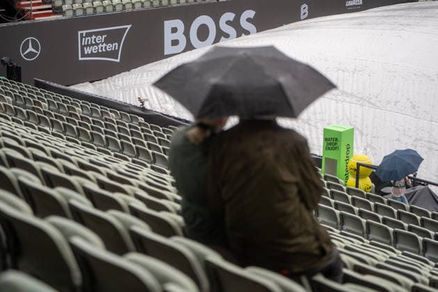 A pair of spectators with umbrellas on the Trinbuene, rain, showers, interruption of play, tennis, ATP tournament, Boss Open, 10 06 2026 tennis, ATP tournament, Boss Open, 10 06 2026 Stuttgart Copyright: xEibner-Pressefoto EdwardxCheungx EP_ECG