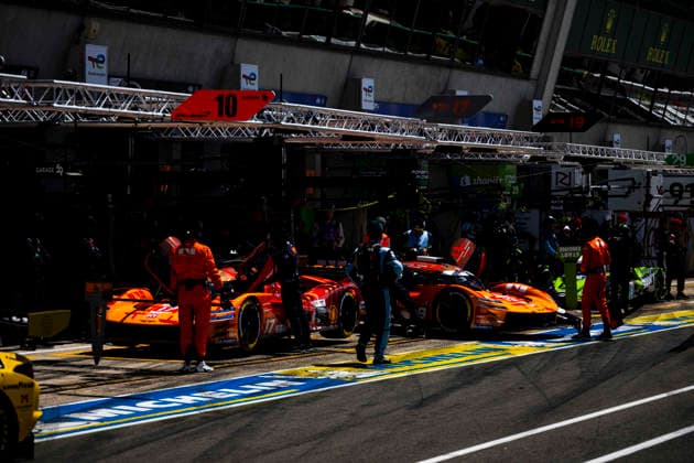 24 HEURES DU MANS 2026 - FREE PRACTICE AND QUALIFIYING SESSION 17 LOTTERER Andrà (ger), DERANI Pipo (bra), JAUBERT Mathys (fra), Genesis Magma Racing, Genesis GMR-001 17, Hypercar, pitstop, arrêt aux stands during the Free Practice and Qualifying session of the 24 Hours of Le Mans 2026, 3rd round of the 2026 FIA World Endurance Championship, from June 10 to 11, 2026 on the Circuit des 24 Heures du Mans in Le Mans, France - Le MansFrance Copyright: xCharlyxLopezx