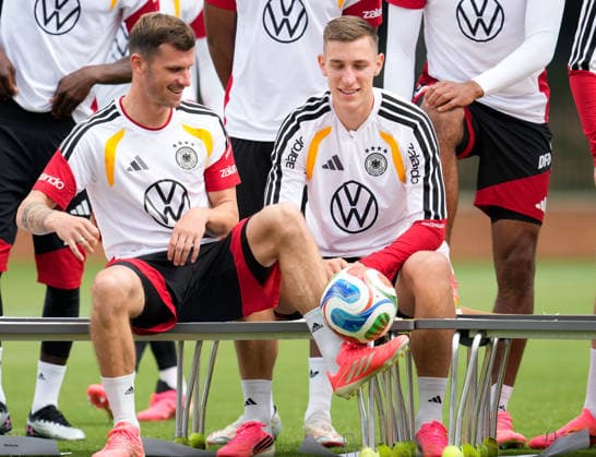 Pascal Gross Germany, 13 and Nico Schlotterbeck Germany, 15 in front of the official team photo USA, German national soccer team, training, Winston Salem, 10 06 2026 USA, German national soccer team, training, Winston Salem, 10 06 2026 Winston Salem Copyright: xEibner-Pressefoto ScottxColemanx EP_SCN